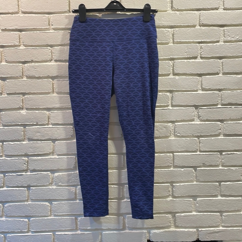 Women’s Vineyard vines blue whale pattern leggings, small, polyester and spandex
